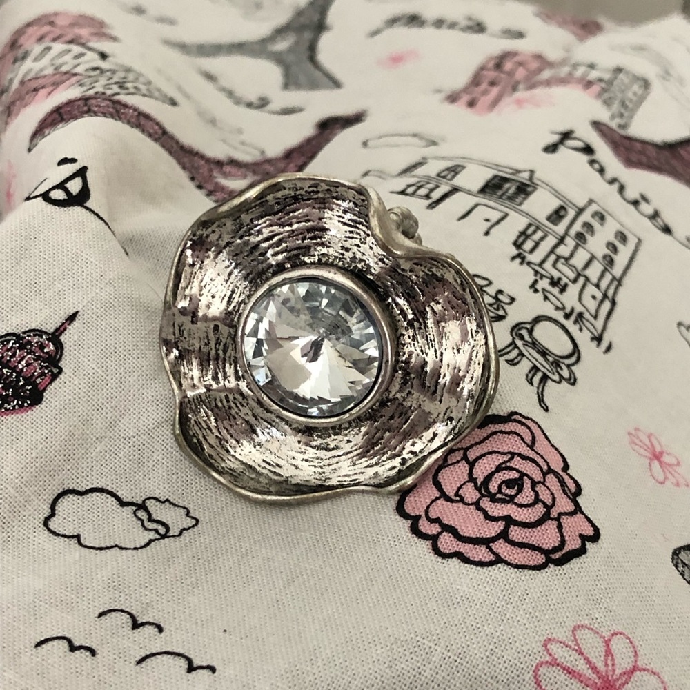 Flower ring with stone